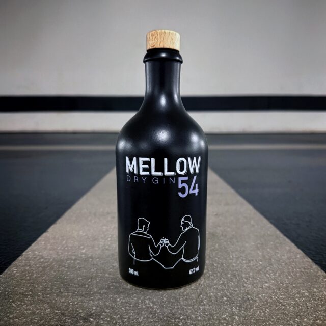 Mellow54 Gin (🇩🇪) - sanfter Genuss mit starker Haltung.
Aus Nürnberg kommt ein Gin, der Genuss und Verantwortung vereint: @mellow54gin, das Herzensprojekt der Gründer Jan und Paul. Handcrafted in einer fränkischen Manufaktur, steht Mellow54 für Freundschaft, Handwerk und den Willen, etwas Gutes zu bewirken. Ihr Konzept „5 in 4 - Our Future is More“ bedeutet: Mit jeder Flasche fließen 5 % des Erlöses in vier soziale Projekte – ein Gin mit doppelter Wirkung.
Der Mellow54 entfaltet ein fruchtig-weiches Aromenspiel aus Himbeeren, Brombeeren, schwarzen Johannisbeeren und Blaubeeren, getragen von Lavendel, Hibiskus, Wacholder, Koriander und rotem Pfeffer. Der Name ist dabei Programm: „Mellow“ bedeutet sanft, mild und harmonisch - genau so zeigt sich dieser Gin. Ausgewogen, elegant und fein ausbalanciert zwischen Frische, Frucht und floraler Würze. Klar, modern und angenehm zart. Ein Gin, der Menschen verbindet und Gutes weitergibt.
#mellow54 #mellow54gin #ginwithpurpose #ginfluencer #derginfluencer
[unbezahlte Werbung]