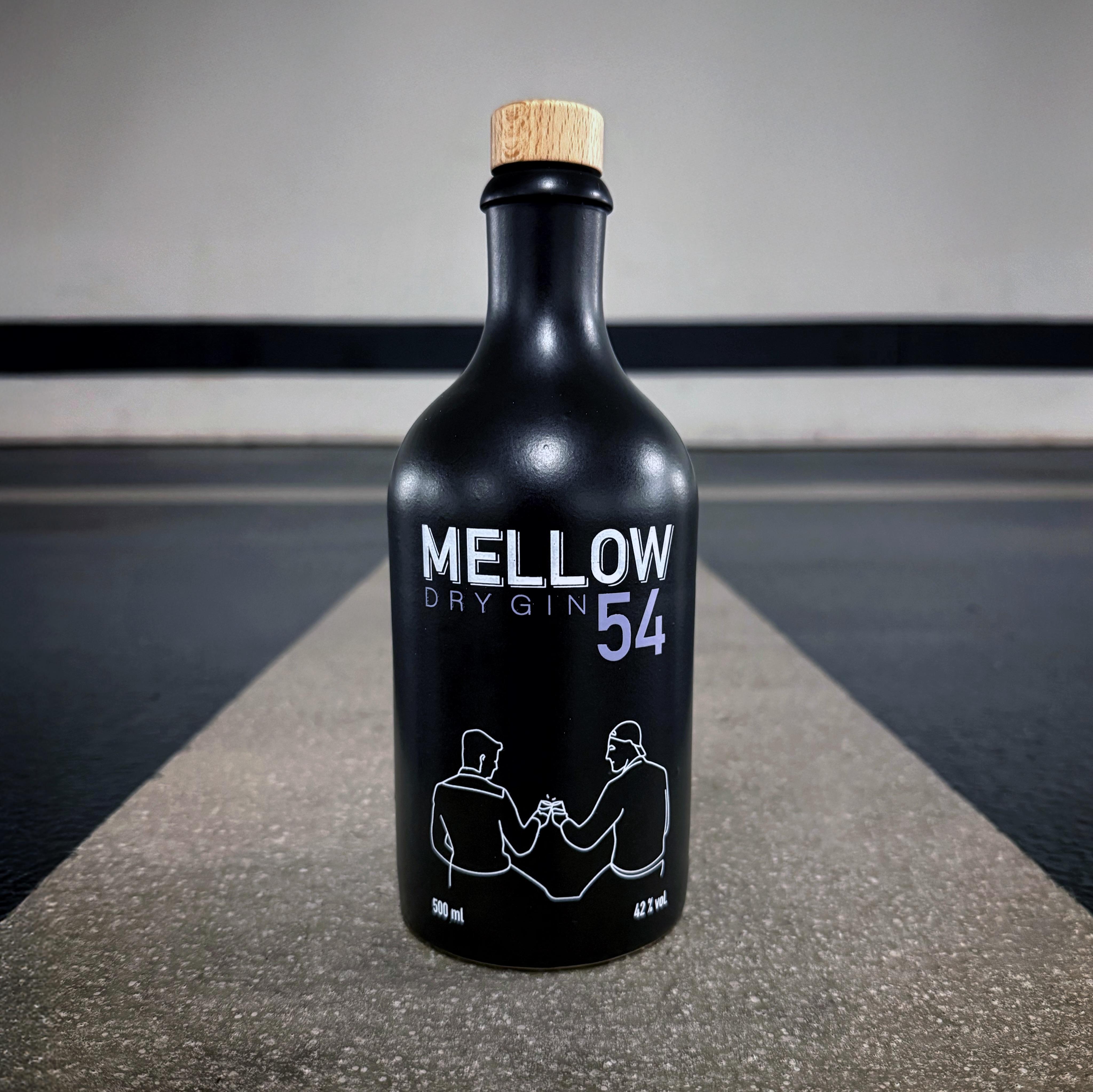 Mellow54 Gin (🇩🇪) - sanfter Genuss mit starker Haltung.
Aus Nürnberg kommt ein Gin, der Genuss und Verantwortung vereint: @mellow54gin, das Herzensprojekt der Gründer Jan und Paul. Handcrafted in einer fränkischen Manufaktur, steht Mellow54 für Freundschaft, Handwerk und den Willen, etwas Gutes zu bewirken. Ihr Konzept „5 in 4 - Our Future is More“ bedeutet: Mit jeder Flasche fließen 5 % des Erlöses in vier soziale Projekte – ein Gin mit doppelter Wirkung.
Der Mellow54 entfaltet ein fruchtig-weiches Aromenspiel aus Himbeeren, Brombeeren, schwarzen Johannisbeeren und Blaubeeren, getragen von Lavendel, Hibiskus, Wacholder, Koriander und rotem Pfeffer. Der Name ist dabei Programm: „Mellow“ bedeutet sanft, mild und harmonisch - genau so zeigt sich dieser Gin. Ausgewogen, elegant und fein ausbalanciert zwischen Frische, Frucht und floraler Würze. Klar, modern und angenehm zart. Ein Gin, der Menschen verbindet und Gutes weitergibt.
#mellow54 #mellow54gin #ginwithpurpose #ginfluencer #derginfluencer
[unbezahlte Werbung]