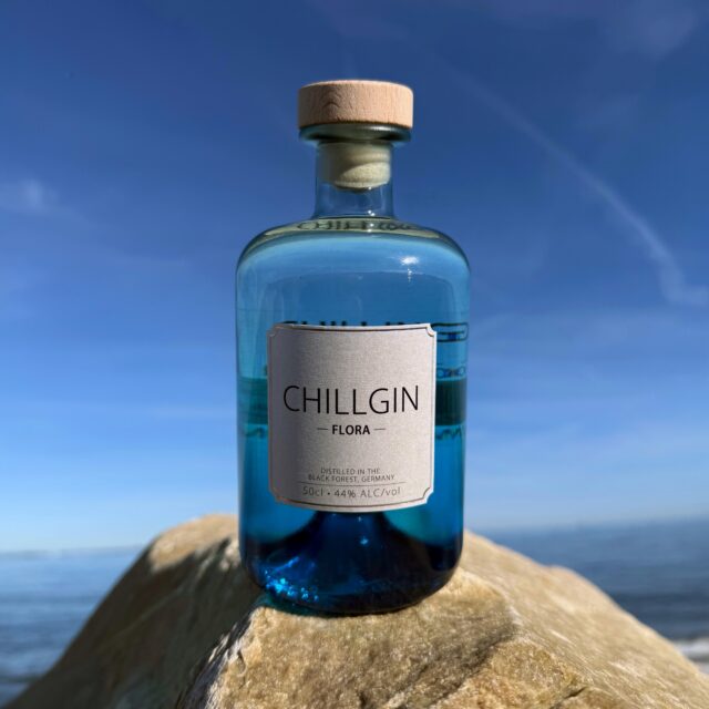 Chill Gin Flora (🇩🇪) - florale Eleganz aus dem Schwarzwald.
Der Chill Gin Flora (@chillgin_blackforest) entstammt der traditionsreichen Gin-Region Schwarzwald, einer Gegend, die für ihre reiche Natur und handwerkliche Spirituosenkunst bekannt ist. Mit einer sorgfältig abgestimmten Komposition aus 15 handverlesenen Botanicals fängt dieser Gin die frische und elegante Pflanzenwelt des Schwarzwaldes ein. Dabei verbindet er florale Leichtigkeit mit einer ausgewogenen Würze aus Wacholder und bewährten Gin-Klassikern zu einem harmonischen Gesamterlebnis.
Das vielschichtige und klassische Bouquet basiert auf Kardamom, Koriander, Zitrone, Orange, Fenchel und Zitronengras. Florale Noten von Lavendelblüten, Rosenblättern und Mädesüß prägen das elegante Aroma und verleihen dem Gin seine besondere, botanisch-blumige Ausrichtung. Dieses harmonische Zusammenspiel verleiht dem Chill Gin Flora eine unverwechselbare Handschrift und blumige Komplexität.
#chillginflora #schwarzwaldgin #chillgin #ginfluencer #derginfluencer
[unbezahlte Werbung]
