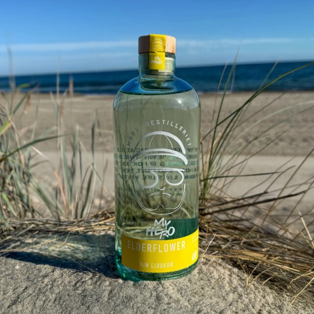 Marsk Gin-Likör (Hyldeblomst) (🇩🇰) - die stille Frische des nordischen Wattenmeers.
Der Holunderblüten Gin-Likör von @marskdestilleriet entsteht auf der dänischen Nordseeinsel Rømø, mitten in der rauen Marschlandschaft des Wattenmeers. Zwischen Heide, Salzwiesen und der klaren, salzigen Luft der Nordseeküste verfolgt die kleine Destillerie einen bewusst handwerklichen und kompromisslosen Ansatz. Die Umgebung prägt dabei nicht nur die Philosophie, sondern auch den Charakter der Spirituosen selbst. In Deutschland sind sie unter anderem über @von_herzen_gut erhältlich.
Geschmacklich zeigt sich der Gin-Likör leicht, floral und überraschend vielschichtig. Die feine Süße der Holunderblüte trifft auf eine klar erkennbare Gin-Basis mit Wacholder und sorgt für eine moderne, sehr zugängliche Aromatik. Florale Frische, dezente Kräuternoten und eine sanfte, maritime Klarheit verbinden sich zu einer ausgewogenen Komposition, die an die Weite des Wattenmeers und die frische Küstenluft Dänemarks erinnert.
#marskdestilleriet #ginlikör #elderflowergin #ginfluencer #derginfluencer
[unbezahlte Werbung]