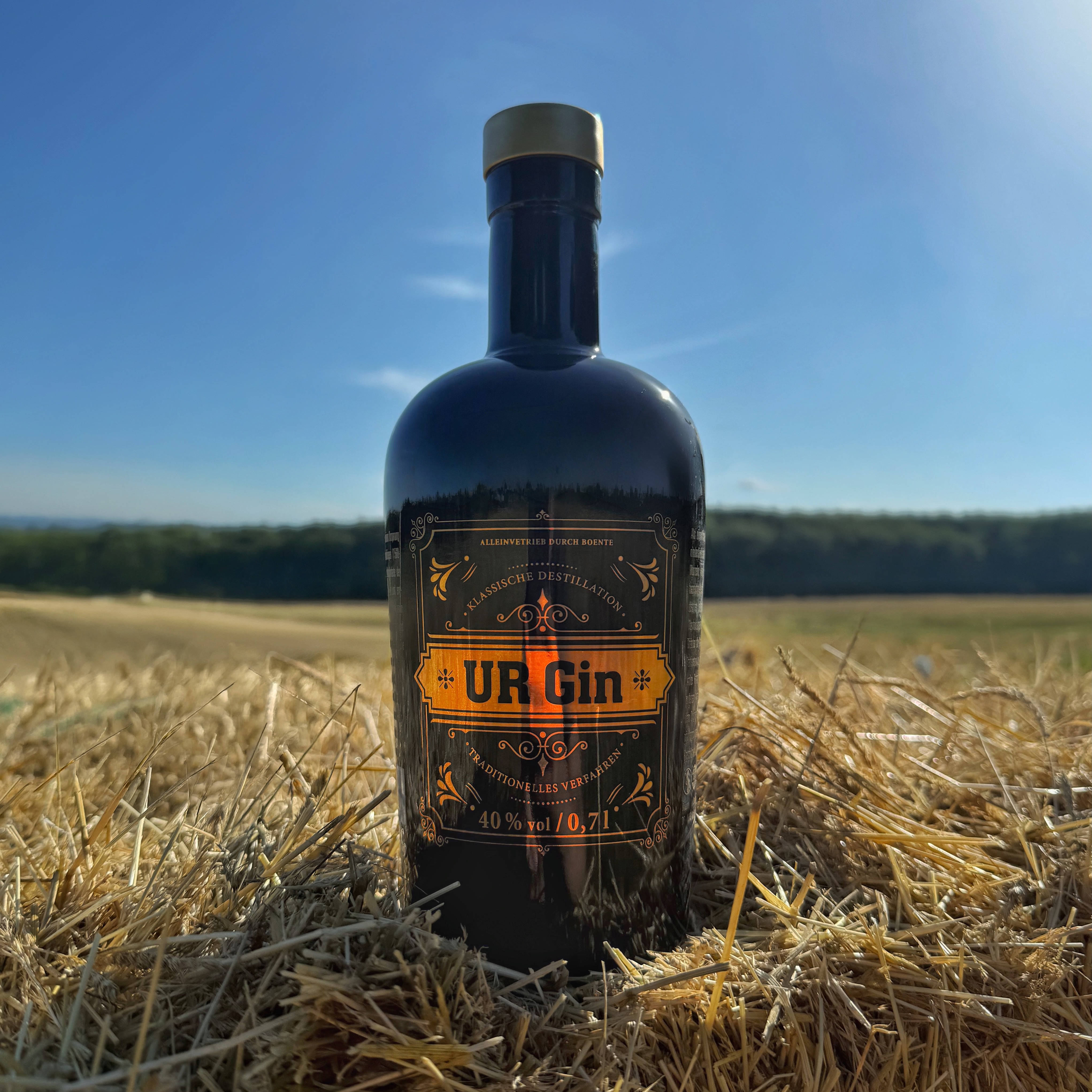 Ur Gin (🇩🇪) - die Essenz des Ursprungs.
Der Ur Gin der @privatbrennerei.boente aus Recklinghausen greift die Ursprünge des Gins auf und interpretiert diese neu. Inspiriert von historischen Rezepturen aus dem 17. Jahrhundert, als der Genever als Vorläufer des heutigen Gins entstand, steht hier die Rückbesinnung auf das Wesentliche im Mittelpunkt. Die traditionsreiche Brennerei mit Wurzeln bis ins Jahr 1830 verbindet dabei über Generationen gewachsenes Brennmeisterwissen mit einem klaren Verständnis für authentischen Geschmack.
So zeigt sich der Ur Gin kraftvoll, klar und geradlinig. Wacholder steht im Zentrum und prägt das Aromabild deutlich, begleitet von würzigem Koriander. Getreide wie Weizen und Roggen verleihen dem Gin eine angenehme Tiefe und eine leicht malzige Struktur, die den ursprünglichen Charakter zusätzlich unterstreicht. So entsteht eine stimmige Komposition, die spürbar von Tradition und Geschichte geprägt ist.
#urgin #privatbrennereiboente #genever #ginfluencer #derginfluencer
[unbezahlte Werbung]