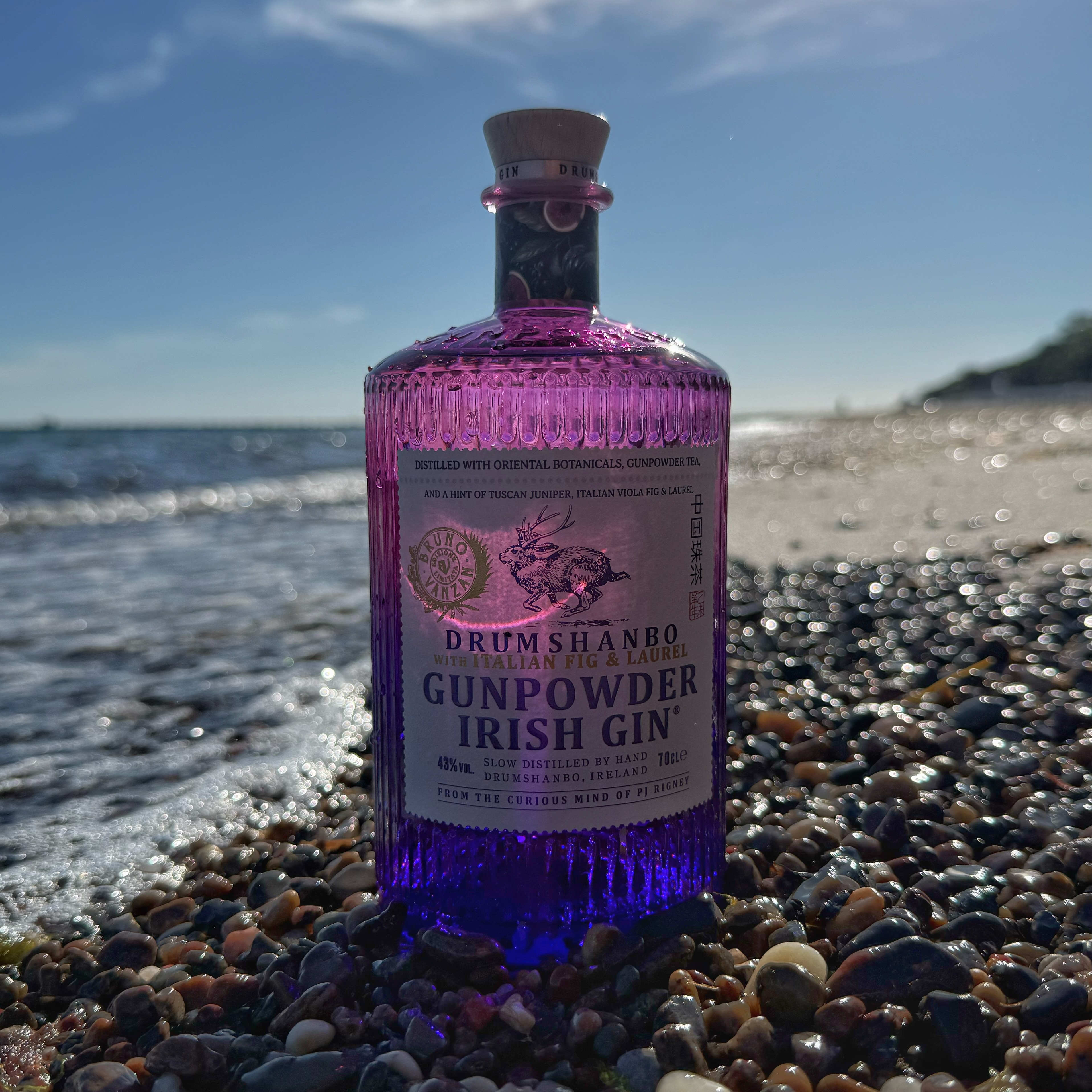Gunpowder Gin (Italian Fig & Laurel) (🇮🇪) - eine Reise zwischen Orient und Mittelmeer.
Für die Edition „Italian Fig & Laurel“ von @gunpowder.gin.de schloss sich P.J. Rigney, Gründer der @thesheddistillery, mit dem zweifachen Flair-Bartending-Weltmeister @brunovanzan_official zusammen. Aus Bruno Vanzans italienischen Wurzeln und der gemeinsamen Leidenschaft für außergewöhnliche Botanicals entstand eine Komposition, die irische Destillierkunst mit mediterranen und orientalischen Einflüssen verbindet.
Geschmacklich zeigt sich der Gin elegant, weich und vielschichtig. Der charakteristische Gunpowder-Tee trifft auf die fruchtige Süße der italienischen Viola-Feige, aromatischen Lorbeer und toskanischen Wacholder. Chinesische Zitrone, orientalische Grapefruit und Mädesüß ergänzen die Komposition mit frischen, zitrischen sowie floralen Nuancen und schlagen so die geschmackliche Brücke zwischen Orient und Mittelmeer.
#gunpowdergin #drumshanbo #italianfigandlaurel #ginfluencer #derginfluencer
[unbezahlte Werbung]