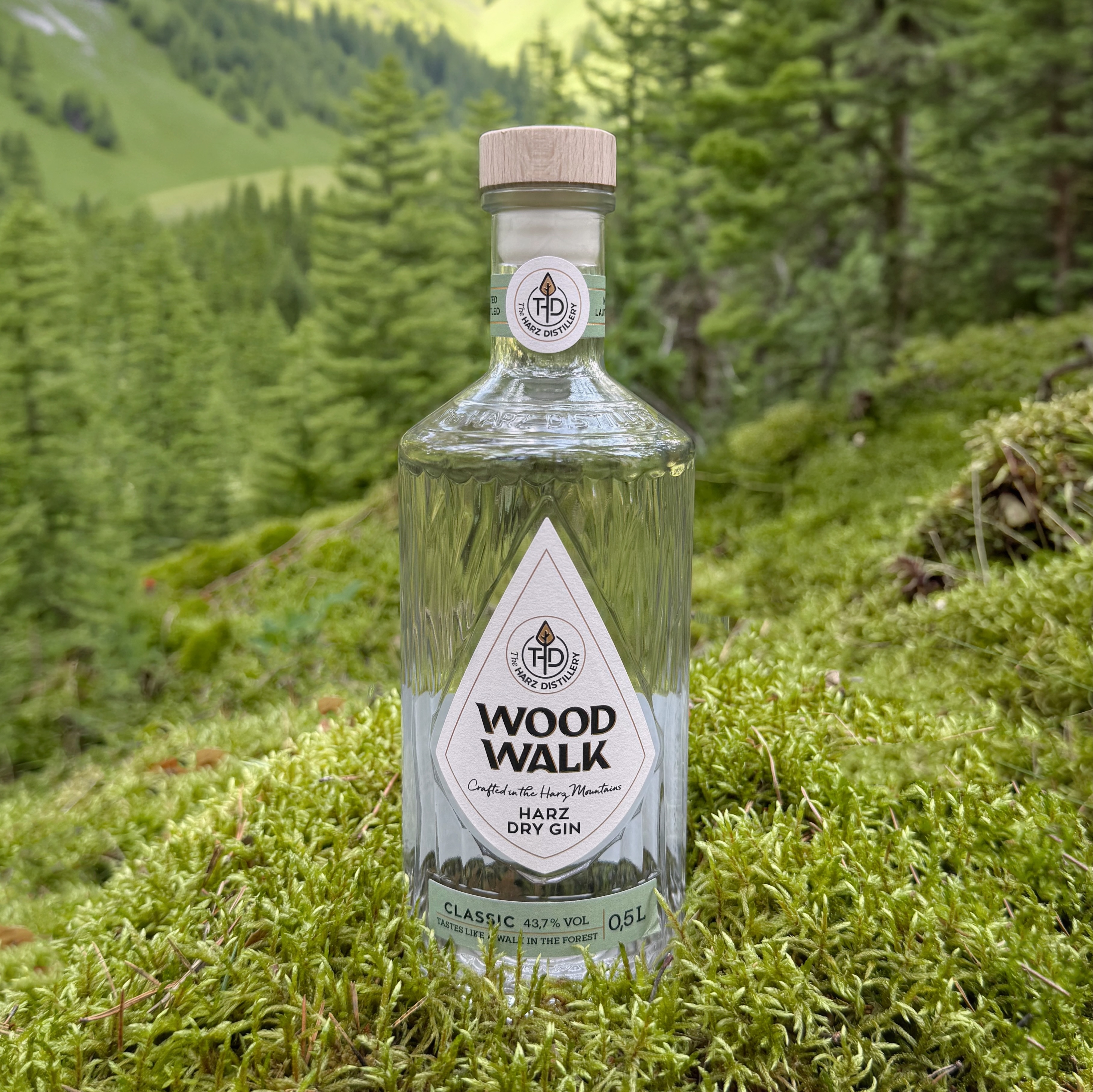 Woodwalk Gin (Classic) (🇩🇪) - ein Waldspaziergang durch den Harz.
Der Woodwalk Gin von @theharzdistillery fängt die Landschaft des Harzes auf besondere Weise ein. Raue Wälder, moosige Bachläufe, markante Felsformationen und weite Lichtungen prägen die Heimat der jungen Erlebnisdestillerie in Bad Lauterberg und spiegeln sich auch im Charakter ihrer Spirituosen wider. Entstanden aus der Leidenschaft für Handwerk, regionale Verbundenheit und authentischen Genuss, verbinden sie traditionelle Brennkunst mit dem Anspruch, den Harz geschmacklich erlebbar zu machen.
Sein Aromaprofil basiert auf vier separat destillierten Komponenten, die erst im Zusammenspiel ihre volle Wirkung entfalten. Kräftiger Wacholder trifft auf handgepflückte Fichtenspitzen aus dem Harz, begleitet von fruchtig-erdigen Nuancen, feinem Koriander und der Frische von Amalfi-Zitronen. Veredelt mit Wasser aus dem Nationalpark Harz entsteht so eine vielschichtige Komposition, die die Atmosphäre eines Waldspaziergangs zwischen Nadelwald, Granit und klarer Bergluft authentisch widerspiegelt.
#woodwalkgin #theharzdistillery #harzgin #ginfluencer #derginfluencer
[unbezahlte Werbung]