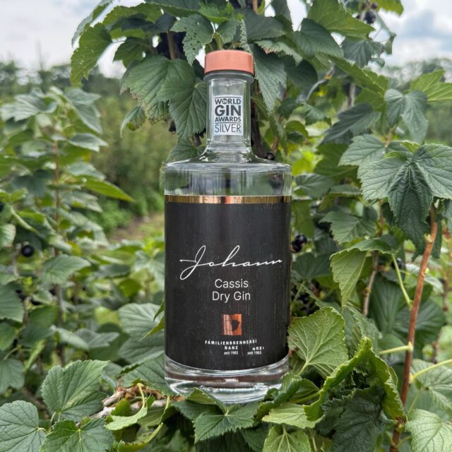 Johann Cassis Gin (🇩🇪) - die fruchtige Essenz aus Uhlbachs Obstgärten.
Der Johann Cassis Gin von @obsthof_nanz entsteht in Stuttgart-Uhlbach, einem von Weinbergen und Streuobstwiesen geprägten Stadtteil am Rande der württembergischen Landeshauptstadt. Seit über 75 Jahren stehen Obst- und Weinbau im Mittelpunkt des Familienbetriebs. Heute entstehen dort neben frischem Obst, Wein und Direktsäften auch handwerklich destillierte Spirituosen – darunter der bei den @worlddrinksawards mit Silber ausgezeichnete Johann Cassis Gin.
Die sonnengereiften, namensgebenden schwarzen Johannisbeeren stammen aus eigenem Anbau. Gemeinsam mit Wacholder, heimischer Quitte und 14 weiteren Botanicals entsteht ein vielschichtiger Dry Gin, der intensive Cassisnoten mit feiner Fruchtigkeit und ausgewogener Würze verbindet. So steht die schwarze Johannisbeere im Mittelpunkt einer harmonischen Komposition, die Regionalität und die Vielfalt des eigenen Obstbaus vereint.
#johanncassisgin #obsthofnanz #cassisgin #ginfluencer #derginfluencer
[unbezahlte Werbung]