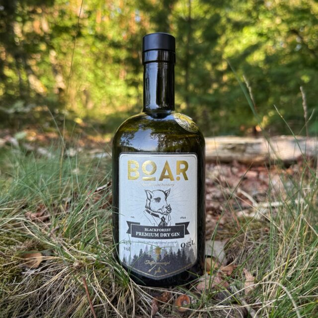 Boar Gin (🇩🇪) - die veredelte Seele des Schwarzwalds.
Der Boar Gin entsteht in der familiengeführten @boardistillery in Bad Peterstal-Griesbach im Schwarzwald, deren Wurzeln bis ins Jahr 1844 zurückreichen. Als weltweit höchstprämierter Gin (Prämierungen bei 117 renommierten Wettbewerben) verbindet er traditionelle Brennkunst mit innovativen Verfahren und einem außergewöhnlichen Qualitätsanspruch. Besonders bemerkenswert ist, dass die Destillerie ihren Basisalkohol selbst herstellt – eine Seltenheit in Deutschland.
Der Boar Gin überzeugt durch ein außergewöhnlich mildes und zugleich vielschichtiges Aromaprofil. Klassische Noten von Wacholder, Lavendel, Thymian und feinen Zitrustönen treffen auf würzige Nuancen von Pfeffer, Rosmarin und Ingwer. Der seltene Schwarzwälder Burgundertrüffel verleiht der Komposition zusätzliche Tiefe und sorgt für eine bemerkenswerte Harmonie. So entsteht ein eleganter, komplexer Gin, der die Ursprünglichkeit und Qualität des Schwarzwalds auf besondere Weise widerspiegelt.
#boargin #schwarzwaldgin #boardistillery #ginfluencer #derginfluencer
[unbezahlte Werbung]