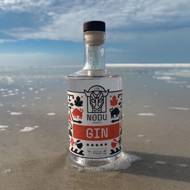 Nodu Gin (🇮🇹) - die Aromen zweier Heimaten Italiens.
Der @nodugin erzählt die persönliche Geschichte seines Gründers. Auf Sardinien geboren und seit vielen Jahren im Piemont zu Hause, entstand die Idee, die Aromen seiner Heimaten in einem Gin zusammenzuführen. „Nodu“ bedeutet im Sardischen „Knoten“ und steht sinnbildlich für die Verbindung beider Regionen. Dieser Gedanke spiegelt sich auch im markanten Logo wider, das die sardische Bove-Maske mit dem Turiner Toret-Brunnen vereint.
Geschmacklich treffen sardische Myrte und die Blüte der Kaktusfeige auf Kakao und Haselnuss – die prägenden Zutaten des Gianduiotto, einer berühmten piemontesischen Nougatpraline. Wacholder bildet das Fundament, während die Botanicals mediterrane Frische, feine Röstaromen und eine sanfte Nussigkeit miteinander verbinden. So entsteht eine charaktervolle Komposition, die die kulinarischen Besonderheiten beider Regionen harmonisch vereint.
#nodugin #sardinia #piemonte #ginfluencer #derginfluencer
[unbezahlte Werbung]