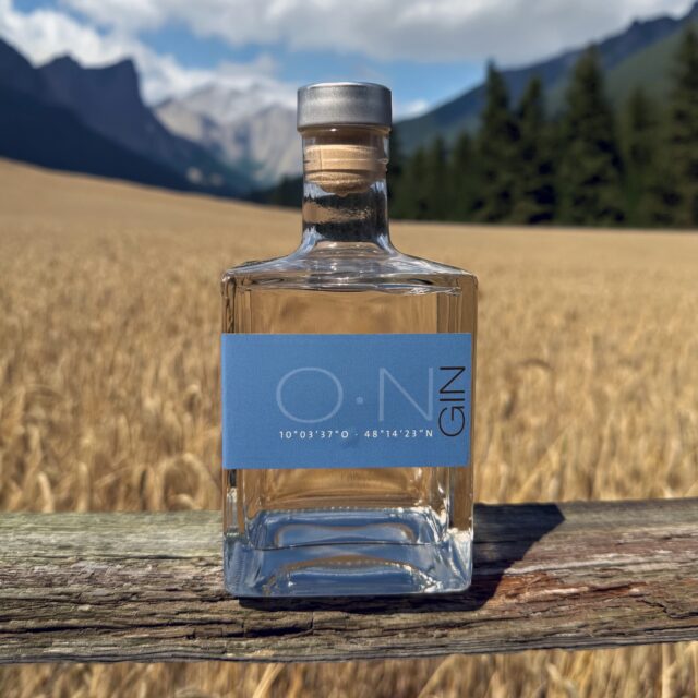 Gin O.N. (🇩🇪) - die Koordinaten echter Destillationskunst.
Der Gin O.N. der @brennerei.feller stammt aus Dietenheim in Baden-Württemberg, wo die Familie Feller bereits seit 1820 das Brennrecht besitzt. Die auf dem Etikett verewigten geografischen Koordinaten verweisen direkt auf die Destillerie im Alb-Donau-Kreis und unterstreichen die tiefe Verbundenheit mit der Heimat. Über 200 Jahre Erfahrung, naturbelassene Streuobstwiesen und ein kompromissloser Qualitätsanspruch prägen die charakterstarken Destillate und stehen für echte schwäbische Brennkunst.
Als Basis des Gins dient Getreide aus heimischem Anbau, das gemeinsam mit einer Vielzahl handverlesener Kräuter und Gewürze verarbeitet wird. Wacholder und Koriander bilden das aromatische Fundament, bevor ein sechsfacher Brennvorgang ausschließlich das Herzstück des Destillats hervorbringt. Das Ergebnis ist ein fruchtiger und außergewöhnlich mild-sanfter Gin mit harmonischer Würze sowie feinen Zitrusnoten.
#ginon #brennereifeller #fellergin #ginfluencer #derginfluencer
[unbezahlte Werbung]