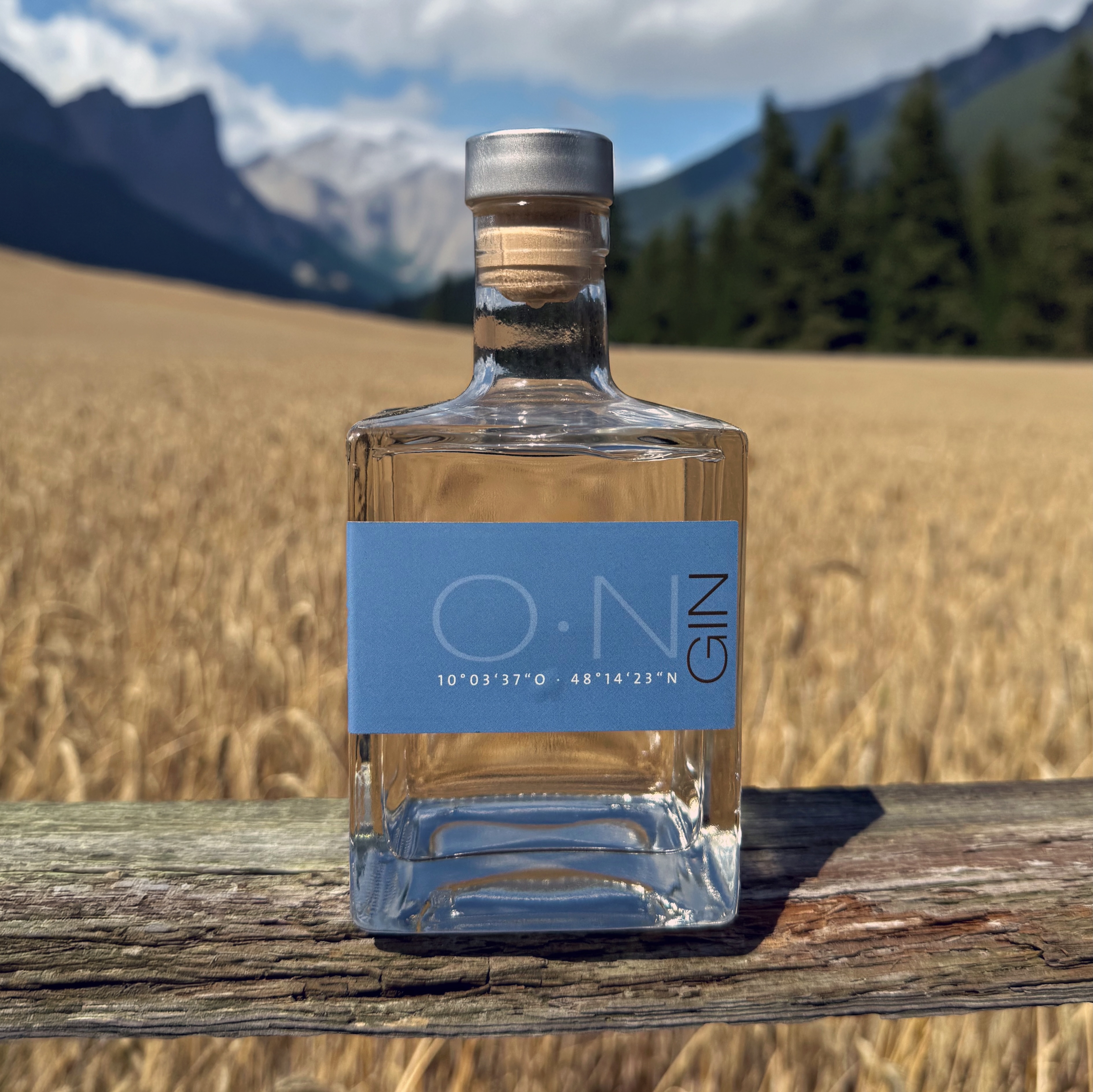 Gin O.N. (🇩🇪) - die Koordinaten echter Destillationskunst.
Der Gin O.N. der @brennerei.feller stammt aus Dietenheim in Baden-Württemberg, wo die Familie Feller bereits seit 1820 das Brennrecht besitzt. Die auf dem Etikett verewigten geografischen Koordinaten verweisen direkt auf die Destillerie im Alb-Donau-Kreis und unterstreichen die tiefe Verbundenheit mit der Heimat. Über 200 Jahre Erfahrung, naturbelassene Streuobstwiesen und ein kompromissloser Qualitätsanspruch prägen die charakterstarken Destillate und stehen für echte schwäbische Brennkunst.
Als Basis des Gins dient Getreide aus heimischem Anbau, das gemeinsam mit einer Vielzahl handverlesener Kräuter und Gewürze verarbeitet wird. Wacholder und Koriander bilden das aromatische Fundament, bevor ein sechsfacher Brennvorgang ausschließlich das Herzstück des Destillats hervorbringt. Das Ergebnis ist ein fruchtiger und außergewöhnlich mild-sanfter Gin mit harmonischer Würze sowie feinen Zitrusnoten.
#ginon #brennereifeller #fellergin #ginfluencer #derginfluencer
[unbezahlte Werbung]