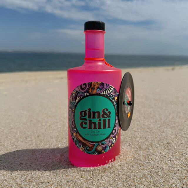 gin&chill Lounge (🇩🇪) - der sanfte Hall des Moments.
Es gibt Augenblicke, die keine Lautstärke brauchen – nur Atmosphäre. Genau dafür steht @gin.and.chill aus Bad Kissingen, wo die zwei Welten des Gins und der Musik zu einem gemeinsamen Erlebnis verschmelzen. In fränkischer Zusammenarbeit mit @ms_spirituosen entstanden drei Sorten (Classic, House, Lounge), die mit einem eigenen Soundtrack ihren Augenblick des Genusses untermalen.
Die Lounge-Variante verkörpert Ruhe und Gelassenheit: Feine Wacholdernoten treffen auf belebende Zitrusnoten und florale Nuancen, harmonisch ausbalanciert wie ein sanfter, eleganter Groove im Hintergrund. Ein Gin zum Zurücklehnen – für Gespräche, Sonnenuntergänge und Abende, die leise beginnen und lange nachklingen. Entspannt, klar und vollkommen im Moment.
#ginandchill #loungemusicgin #ginandmusic #ginfluencer #derginfluencer
[unbezahlte Werbung]
