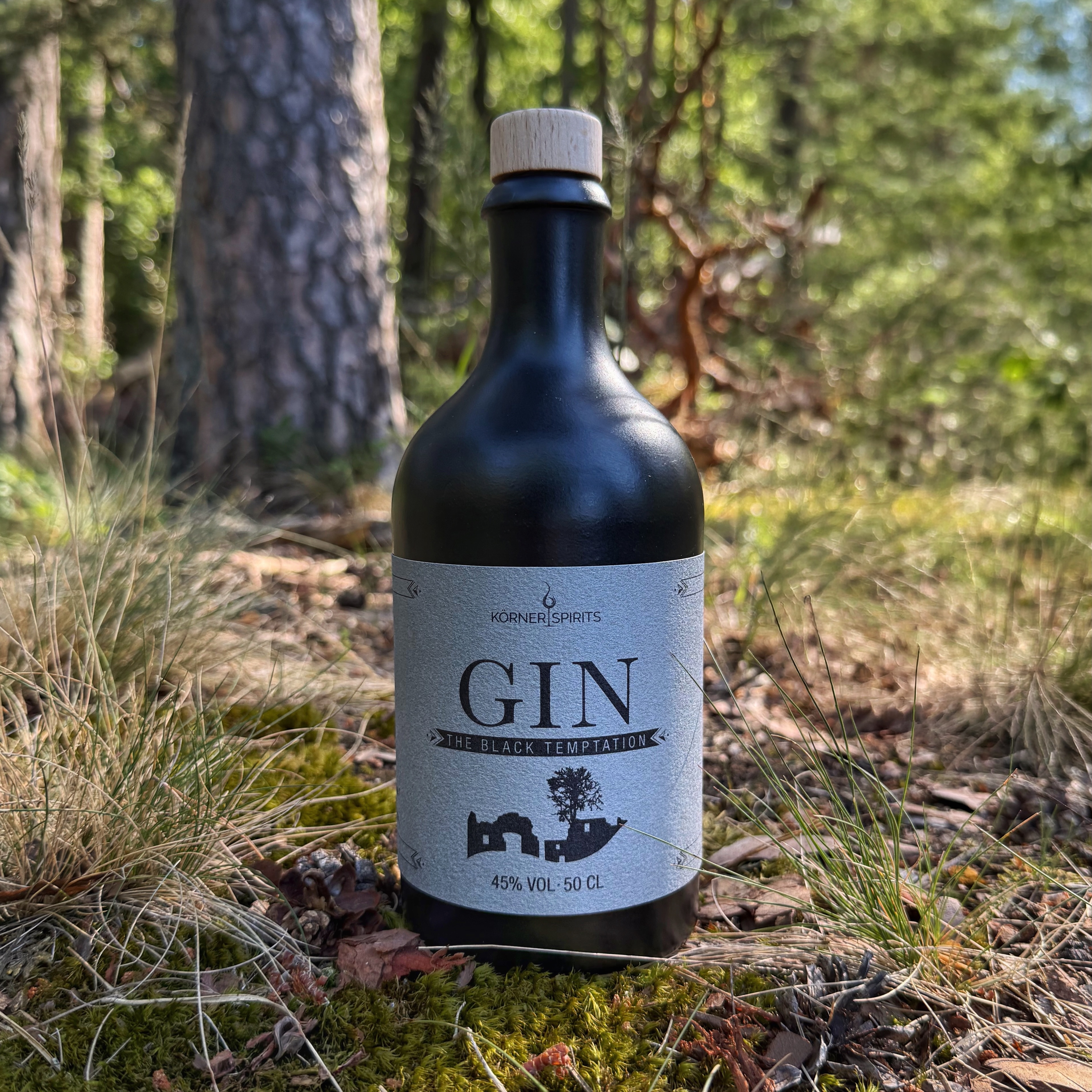 The Black Temptation Gin (🇩🇪) - die markante Aromatik fränkischer Wälder.
Der Black Temptation Gin von @koernerspirits entsteht im fränkischen Ebern, einer kleinen Stadt im Herzen der Haßberge, umgeben von Wäldern, Burgen und traditioneller Fachwerkarchitektur. Hinter der familiengeführten Brennerei steht eine lange Brenntradition, die bis ins Jahr 1924 zurückreicht und heute von Melanie Körner mit moderner Handschrift weitergeführt wird. In kleinen Chargen entstehen hier charakterstarke Spirituosen, die Regionalität und handwerkliche Brennkunst spürbar in den Mittelpunkt stellen.
Der Black Temptation entfaltet eine kräftige, waldige Aromatik mit klarer Wacholderstruktur und markanten Noten von Fichtennadeln. Harzige Nuancen, frische Kräuter und eine feine Zitrusfrische sorgen für Tiefe und Balance, während eine dezente Würze den charaktervollen Eindruck abrundet. So entsteht eine kraftvolle und zugleich harmonische Komposition, die die Atmosphäre dichter fränkischer Wälder auf besondere Weise einfängt.
#theblacktemptation #blacktemptationgin #koernerspirits #ginfluencer #derginfluencer
[unbezahlte Werbung]