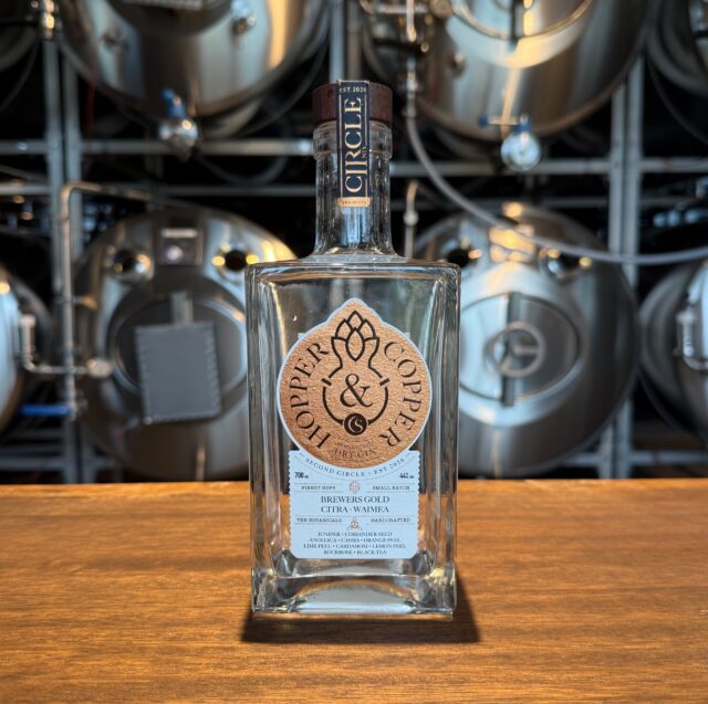 Hopper & Copper Gin (🇵🇹) - die destillierte Seele einer Brauleidenschaft.
Eigentlich steht am Anfang der Geschichte des @hopperandcoppergin aus Guilhabreu, einem kleinen Dorf unweit von Porto, ein Whisky. Der portugiesische Chemieingenieur und Brauer Vasco träumte schon lange davon, einen eigenen Whisky zu entwickeln. Schließlich haben Bier und Whisky denselben Ursprung: Beide beginnen mit dem Brauen von Malz. Da Whisky jedoch erst über Jahre reifen muss, entwickelte er zunächst einen Gin. Um seiner Passion als Brauer treu zu bleiben, spielt Hopfen darin eine zentrale Rolle.
So prägen die drei Hopfensorten Brewer’s Gold, Citra und Waimea gemeinsam mit zehn Botanicals den Charakter des Hopper & Copper Gin. Frische Zitrusnoten treffen auf klassischen Wacholder, feine Kräuter und die dezent eingebundenen Aromen des Hopfens. Das Ergebnis ist ein vielschichtiger London Dry Gin, der eindrucksvoll zeigt, wie eng Brauhandwerk und Destillationskunst miteinander verbunden sein können.
#hopperandcopper #hopperandcoppergin #maltariadrinks #ginfluencer #derginfluencer
[unbezahlte Werbung]