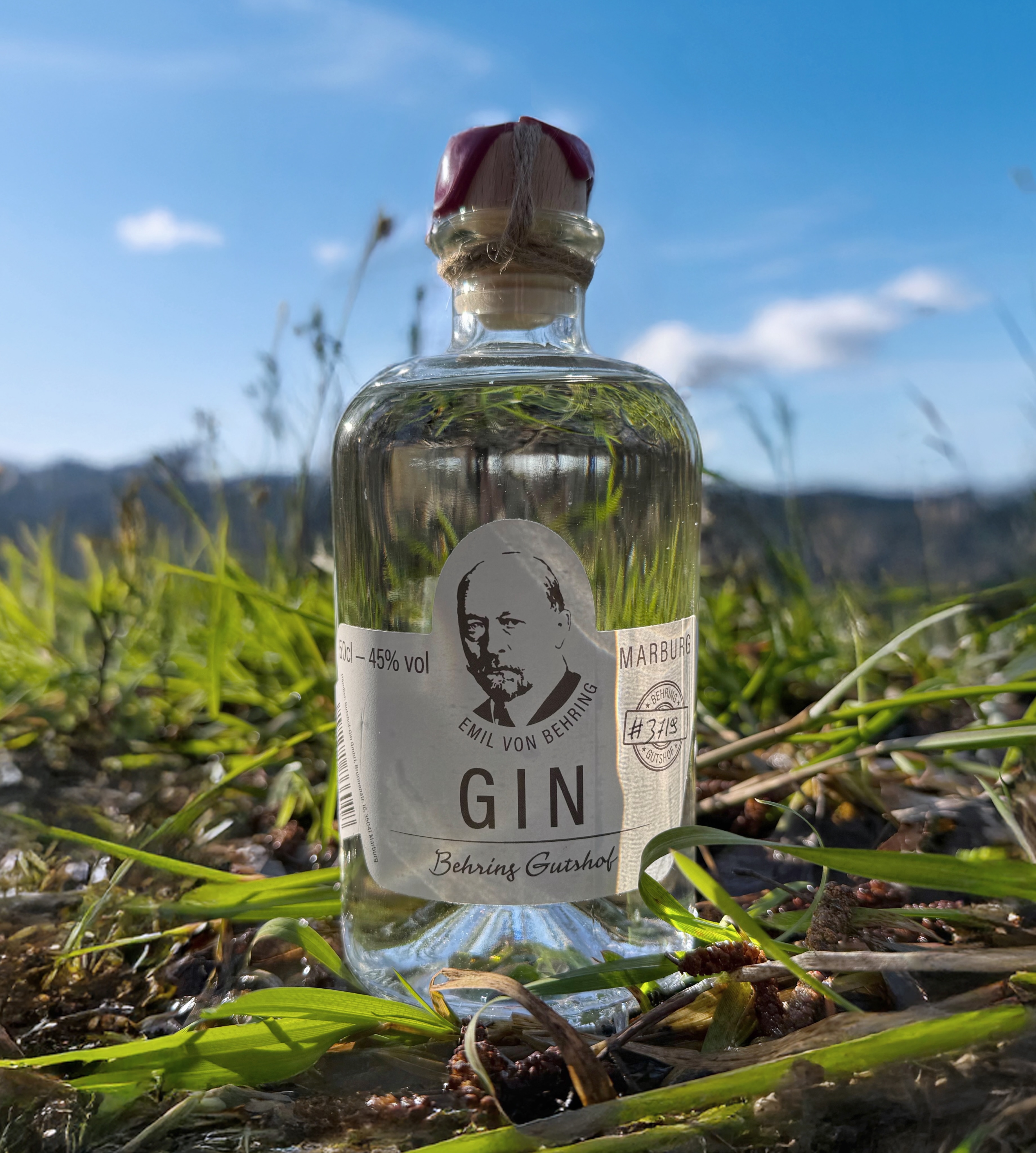 Gutshof Gin (🇩🇪) - eine Hommage an Geschichte und Pioniergeist.
Der @gutshofgin stammt aus dem Herzen Marburgs – genauer gesagt vom historischen Behring-Gutshof, wo einst Emil von Behring, der erste deutsche Nobelpreisträger für Medizin, wirkte. Sein Forschergeist und die Leidenschaft für Perfektion dienten als Inspiration für einen Gin, der Tradition und moderne Handwerkskunst vereint. Ursprünglich für eine Hochzeit auf dem Gutshof geschaffen, entwickelte er sich schnell zu einem festen Bestandteil der regionalen Genusskultur.
Der Gutshof Gin ist ein klassischer London Dry Gin, reduziert auf das Wesentliche. Wacholder steht im Mittelpunkt, begleitet von einer feinen Auswahl regionaler Kräuter und Gewürze. Auf weitere Botanicals wird bewusst verzichtet, um Reinheit und Eleganz in den Vordergrund zu stellen. Sanft in Kupfer destilliert, entfaltet er einen ausgewogenen, milden Geschmack mit klaren Wacholdernoten, zarter Würze und feinem Zitrusakzent. Ein Gin mit Charakter, Präzision und Seele.
#gutshofgin #marburgergin #gutshof #ginfluencer #derginfluencer
[unbezahlte Werbung]