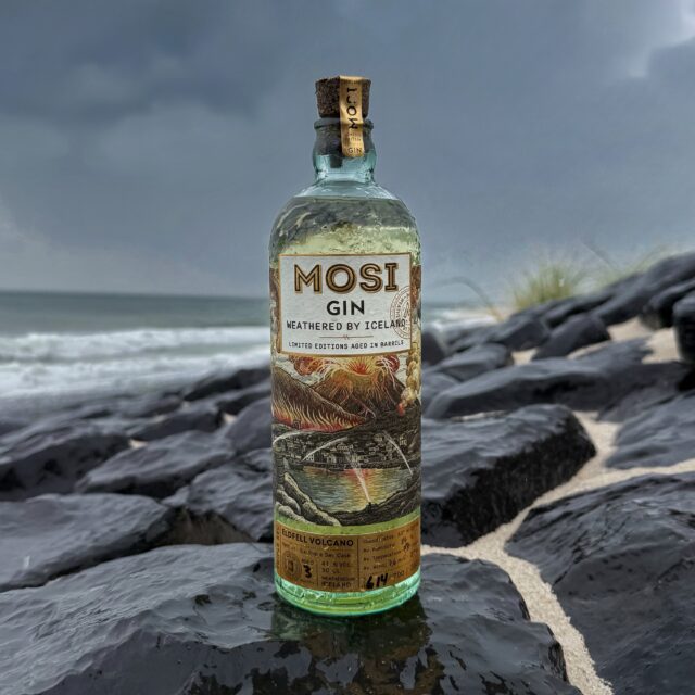Mosi Gin Eldfell Trip Sec (🇮🇸) - ein Sonnenstrahl über schwarzer Erde.
Mosi, das isländische Wort für Moos, steht für Widerstandskraft, Geduld und die stille Kraft der Natur. Diese Philosophie prägt auch den @mosi_gin Eldfell Trip Sec, der dort entsteht, wo die Erde atmet und das Meer auf die Lava trifft. Auf den sturmgepeitschten Hängen des isländischen Vulkans Eldfell reift dieser fassgelagerte Gin – geformt von Wind, Salz und glühender Erde, getragen von Geduld, Respekt und Neugier.
Im Inneren der Fässer, die einst hocharomatischen Orangenlikör beherbergten, begegnen sich der Basis-Gin, die Aromen der Vorbelegung, die Wärme des Vulkans und die kühle Meeresluft. Der Gin nimmt dabei feine Zitrusöle, kandierte Orangennuancen und eine hauchzarte Süße auf, die sich mit der mineralischen Klarheit und einem Hauch Salz seiner isländischen Umgebung verbinden. So entsteht ein strahlender Gin mit lebendiger Frische und subtiler Tiefe. 
#mosigin #mosiisland #eldfellgin #ginfluencer #derginfluencer
[unbezahlte Werbung]