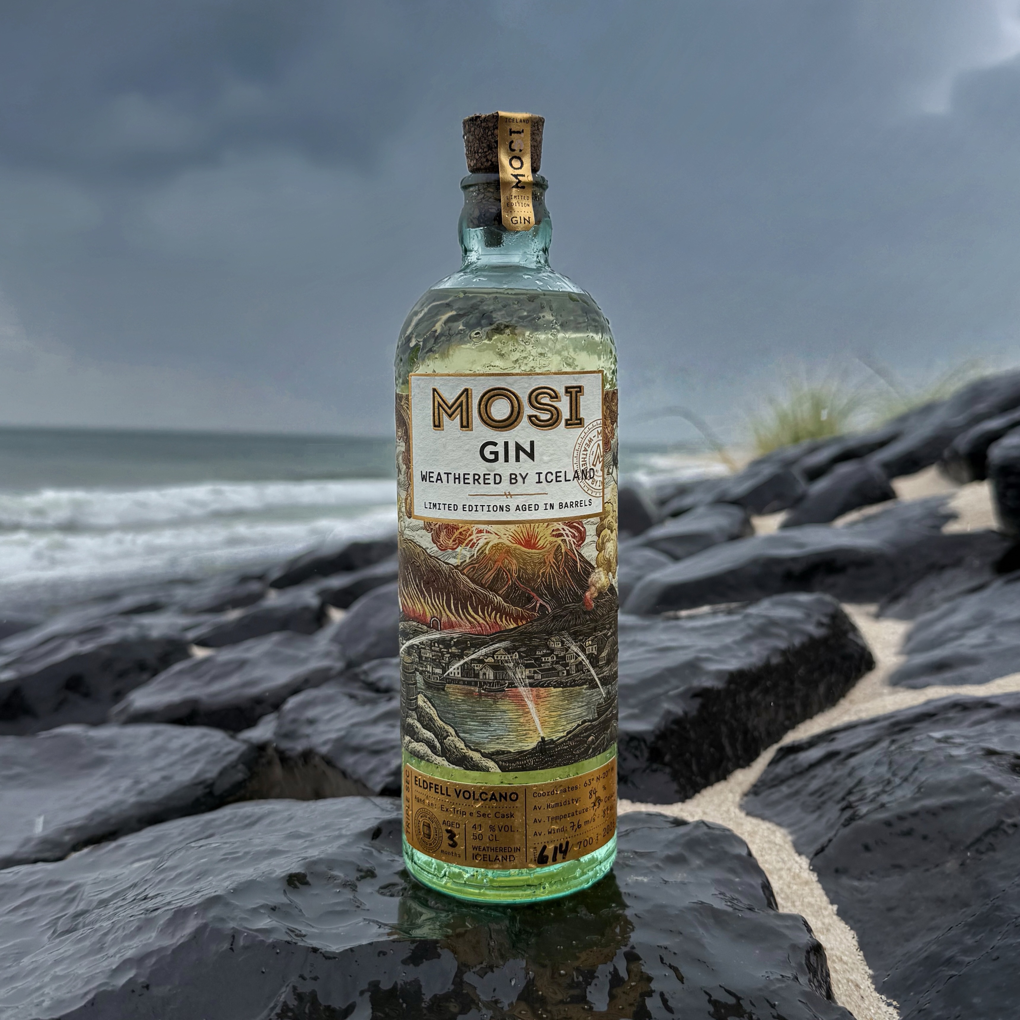 Mosi Gin Eldfell Trip Sec (🇮🇸) - ein Sonnenstrahl über schwarzer Erde.
Mosi, das isländische Wort für Moos, steht für Widerstandskraft, Geduld und die stille Kraft der Natur. Diese Philosophie prägt auch den @mosi_gin Eldfell Trip Sec, der dort entsteht, wo die Erde atmet und das Meer auf die Lava trifft. Auf den sturmgepeitschten Hängen des isländischen Vulkans Eldfell reift dieser fassgelagerte Gin – geformt von Wind, Salz und glühender Erde, getragen von Geduld, Respekt und Neugier.
Im Inneren der Fässer, die einst hocharomatischen Orangenlikör beherbergten, begegnen sich der Basis-Gin, die Aromen der Vorbelegung, die Wärme des Vulkans und die kühle Meeresluft. Der Gin nimmt dabei feine Zitrusöle, kandierte Orangennuancen und eine hauchzarte Süße auf, die sich mit der mineralischen Klarheit und einem Hauch Salz seiner isländischen Umgebung verbinden. So entsteht ein strahlender Gin mit lebendiger Frische und subtiler Tiefe. 
#mosigin #mosiisland #eldfellgin #ginfluencer #derginfluencer
[unbezahlte Werbung]